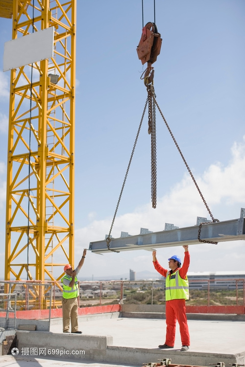 施工現場的起重機和工人