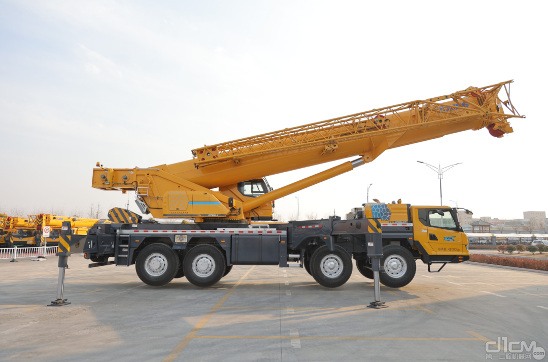 駕乘體驗(yàn)天花板,徐工xct80l6_2起重機(jī)誰(shuí)見(jiàn)誰(shuí)哇塞!_行業(yè)資訊_第一工程